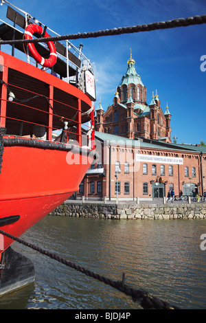 Uspenski Kathedrale durch Seile der Relanders Grund Restaurant Boot, Helsinki, Finnland Stockfoto