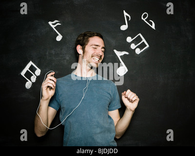 Mann gegen eine Tafel Stockfoto