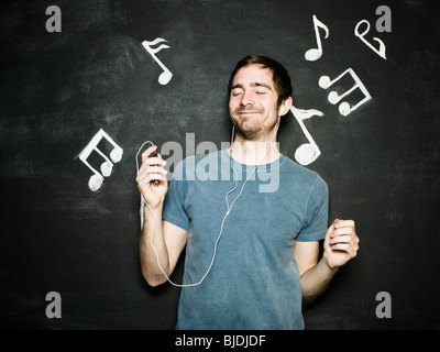 Mann gegen eine Tafel Stockfoto