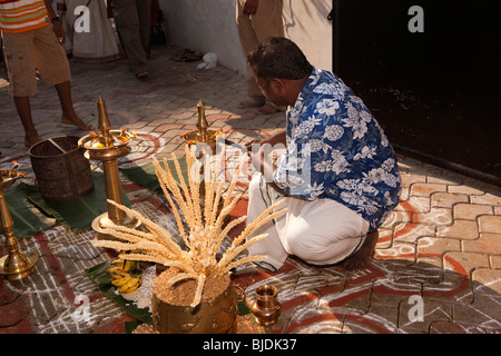 Indien, Kerala, Kochi, Ernakulam Uthsavom Festival, Männer Vorbereitung Para und Tempel Lampen bereit für Puja Stockfoto