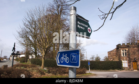 Fahrrad und eingeschränkten Seitenweg unterzeichnen in Cheshire UK Stockfoto