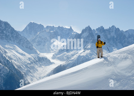 Snowboarder, Wandern mit Schneeschuhen mit seinem Brett in Off-Piste-Gelände, Chamonix, Frankreich Stockfoto