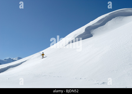 Snowboarder, Wandern mit Schneeschuhen mit seinem Brett in Off-Piste-Gelände, Chamonix, Frankreich Stockfoto