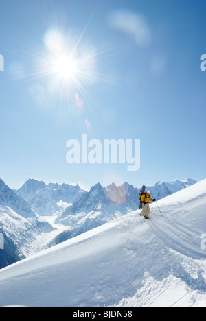 Snowboarder, Wandern mit Schneeschuhen mit seinem Brett in Off-Piste-Gelände, Chamonix, Frankreich Stockfoto