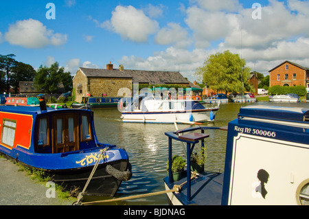 Narrowboats und andere Vergnügen Handwerk im Tithebarn Becken am Lancaster-Kanal in Garstang, Lancashire, England Stockfoto