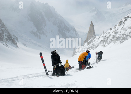 Gruppe von Skifahrern entfernen Steigfelle und Vorbereitung für den Abstieg. Mont-Blanc-Massiv und das Vallée Blanche in Ferne. Stockfoto