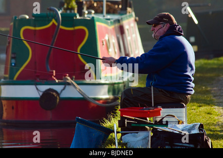 Angler und Narrowboat am Lancaster-Kanal in Garstang, Lancashire, England Stockfoto