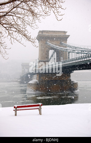 Széchenyi Kettenbrücke (Széchenyi Lánchíd) in einem Schneesturm, der Überquerung der Donau, Budapest, Hungay Stockfoto