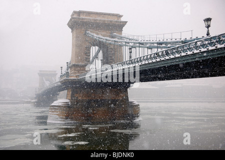 Széchenyi Kettenbrücke (Széchenyi Lánchíd) in einem Schneesturm, der Überquerung der Donau, Budapest, Hungay Stockfoto