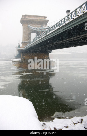 Széchenyi Kettenbrücke (Széchenyi Lánchíd) in einem Schneesturm, der Überquerung der Donau, Budapest, Hungay Stockfoto