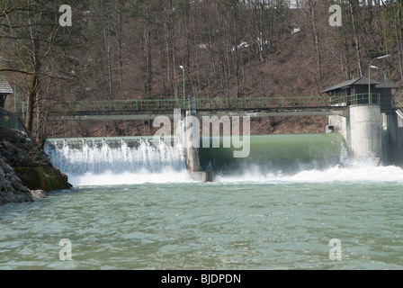 ein Hydro-elektrische Kraftwerk liegt in einem Tal in Niederösterreich Stockfoto