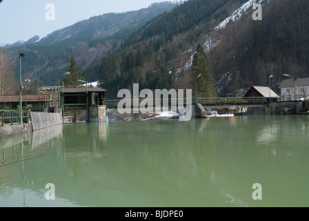 ein Hydro-elektrische Kraftwerk liegt in einem Tal in Niederösterreich Stockfoto