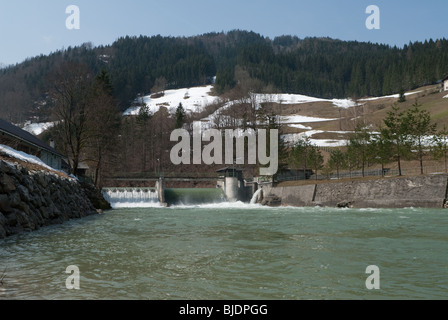 ein Hydro-elektrische Kraftwerk liegt in einem Tal in Niederösterreich Stockfoto