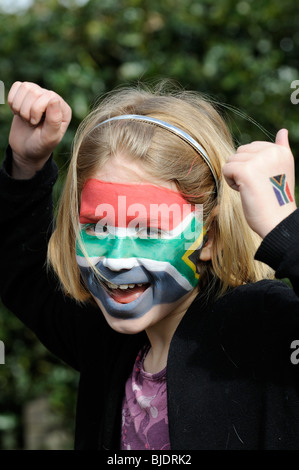 Porträt eines Mädchens mit Gesicht gemalt in den Farben der Nationalflagge der Republik Südafrika Stockfoto