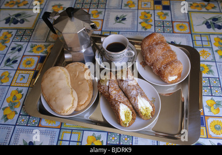 Kaffeetasse, traditionelle Kaffeekanne und Platten mit sizilianischen Gebäck: Mandelgebäck, Connoli, Bignole, auch genannt Beignet Stockfoto