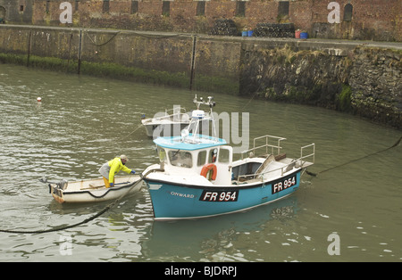 Lobster Boat und Bootsmann am Porthgain an der Nordküste Pembrokeshire Coast West Wales Stockfoto