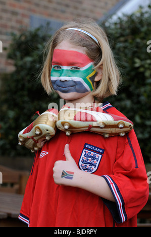 Jungen Fußball Fan Mädchen tragen rote England t-Shirt mit Gesicht gemalt in den Farben der Nationalflagge der Republik Südafrika Stockfoto