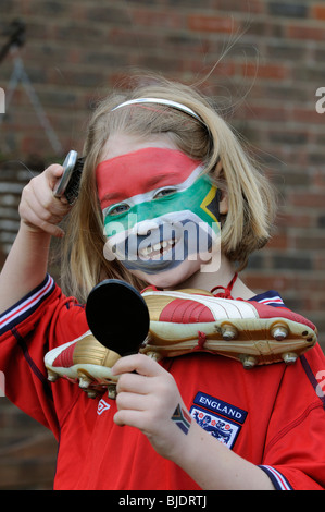 Jungen Fußball Fan Mädchen tragen rote England t-Shirt mit Gesicht gemalt in den Farben der Nationalflagge der Republik Südafrika Stockfoto