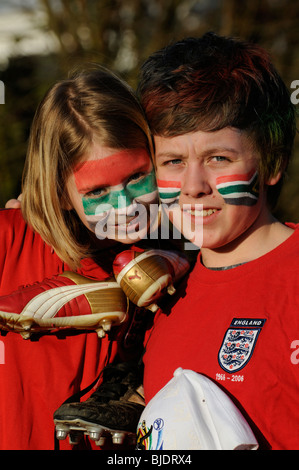 Jungen Fußball Fans junge & Mädchen tragen England Rothemden mit Gesicht bemalte Gesichter in den Farben der Nationalflagge des Südens Stockfoto
