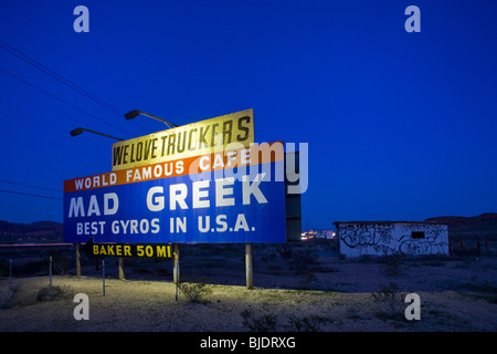 Anzeichen für die Mad Greek Cafe in Baker, gesehen von der 15 Autobahn CA in der Nähe von Yermo, California, Vereinigte Staaten von Amerika Stockfoto