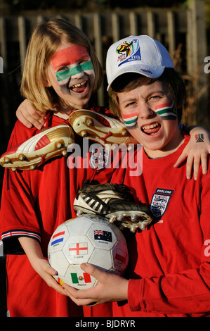 Jungen Fußball Fans junge & Mädchen tragen England Rothemden mit Gesicht bemalte Gesichter in Südafrika Flagge Stockfoto