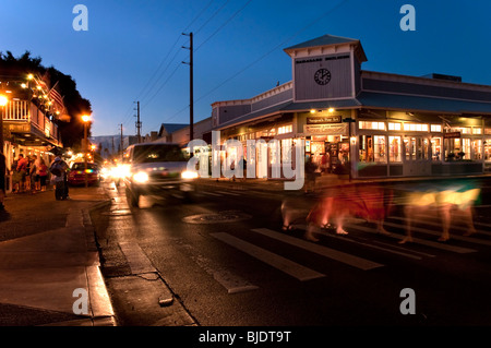 Vordere Straße Lahaina Maui Hawaii bei Sonnenuntergang mit Sargents Kunstgalerie in Sicht Stockfoto