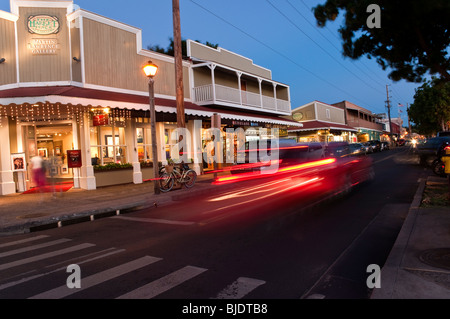 Vordere Straße Lahaina Maui Hawaii bei Sonnenuntergang mit Martin Lawrence Kunstgalerie in Sicht Stockfoto