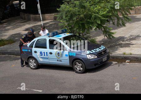 Policia Polizeiauto zu stoppen und einen anderen Fahrer in der Hauptstadt Buenos Aires Bundesrepublik Argentinien Südamerika in Frage zu stellen Stockfoto
