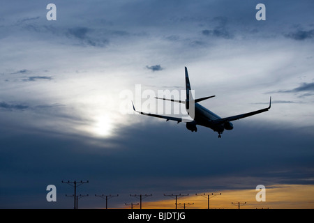 Flugzeug im Flug, Landung am LAX Los Angeles International Airport Los Angeles County, California, Vereinigte Staaten von Amerika Stockfoto