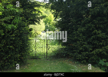 Dekorative schmiedeeiserne Gartentore verschlossen Stockfoto