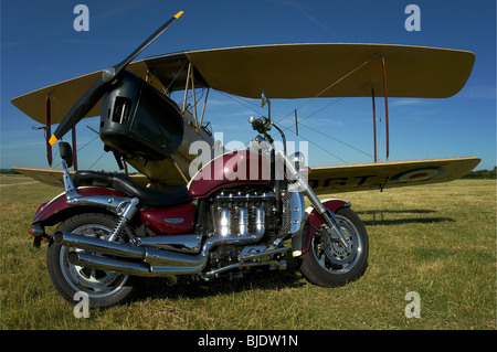 Triumph Rocket III mit Tiger Moth Doppeldecker in Headcorn Flugplatz genommen. Sommer 2008 Stockfoto