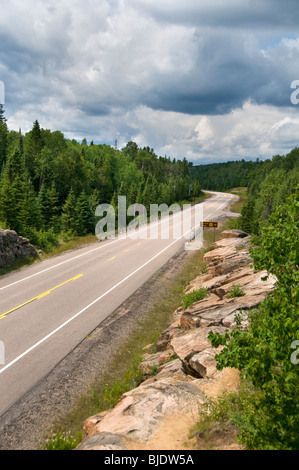 Highway 60 als es durchläuft Algonquin Provincial Park in Ontario, Kanada Stockfoto