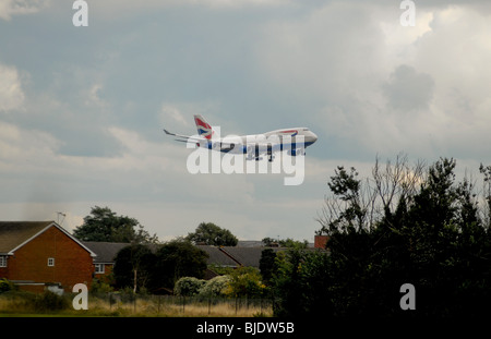 EIN PASSAGIERFLUGZEUG DER BRITISH AIRWAYS KOMMT IN AM FLUGHAFEN HEATHROW ZU LANDEN. Stockfoto