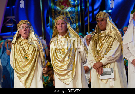 Mitglieder von Gorsedd Barden in Zeremonie auf der Bühne National Eisteddfod of Wales Newport Gwent South Wales UK Stockfoto