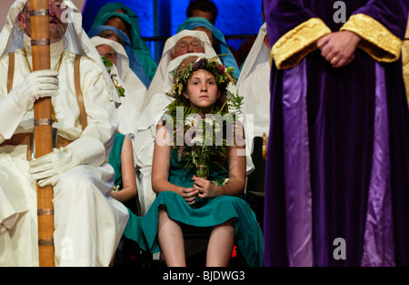 Blumenmädchen in Gorsedd of Bards Zeremonie auf der Bühne in den Pavillon auf National Eisteddfod of Wales Newport Gwent South Wales UK Stockfoto