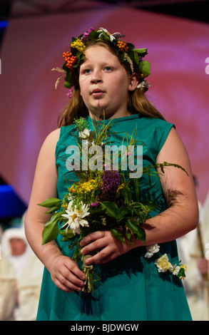 Blumenmädchen in Gorsedd of Bards Zeremonie auf der Bühne in den Pavillon auf National Eisteddfod of Wales Newport Gwent South Wales UK Stockfoto