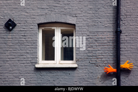 Kunststoff Hände auf gemauerten Wände in Southwark London England UK Stockfoto