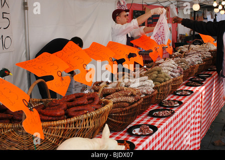 Ein Display von Continental geheilt Fleisch auf den Märkten im Freien essen auf Fargate Sheffield South yorkshire Stockfoto