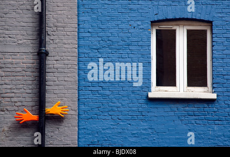 Kunststoff Hände auf gemauerten Wände in Southwark London England UK Stockfoto