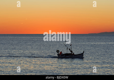 Sonnenuntergang im Mittelmeer während ein Fischerboot zum Hafen zurück Stockfoto