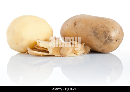 zwei Kartoffeln mit Skins spiegeln sich auf weißem Hintergrund Stockfoto