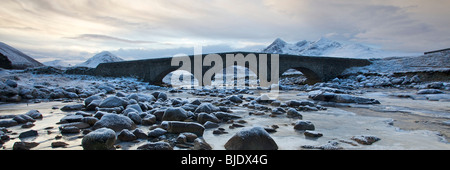 Panoramablick auf Sligachan Brücke im Winter, mit gefrorenen Fluss und Cuillin Hills im Hintergrund, Isle Of Skye Stockfoto