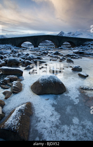 Sligachan Brücke im Winter, mit gefrorenen Fluss im Vordergrund, Isle Of Skye Stockfoto