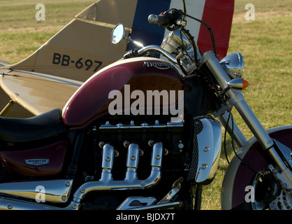 Triumph Rocket III mit Tiger Moth Doppeldecker in Headcorn Flugplatz genommen, im Sommer 2008. Stockfoto