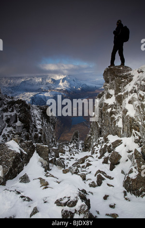 Eine Hügel Walker auf dem Schnee bedeckt Blaven (Blabheinn) mit Blick auf die Cuillin auf der Isle Of Skye, Schottland Stockfoto