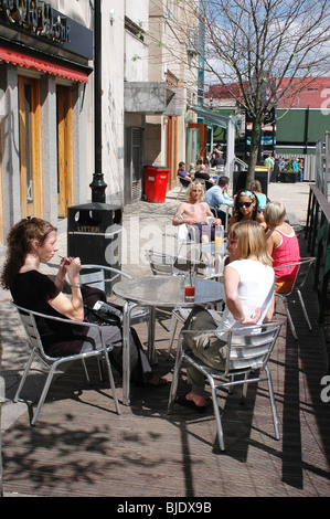 Cafe Leben in Tudor Platz Sheffield City Centre Stockfoto