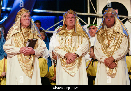 Mitglieder von Gorsedd Barden in Zeremonie auf der Bühne National Eisteddfod of Wales Newport Gwent South Wales UK Stockfoto