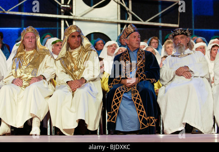 Mitglieder von Gorsedd Barden in Zeremonie auf der Bühne National Eisteddfod of Wales Newport Gwent South Wales UK Stockfoto