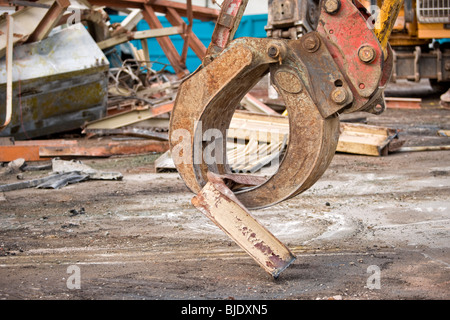 Abriss-Kader zerstören ein altes Gebäudes um eine Neuentwicklung zu starten Stockfoto