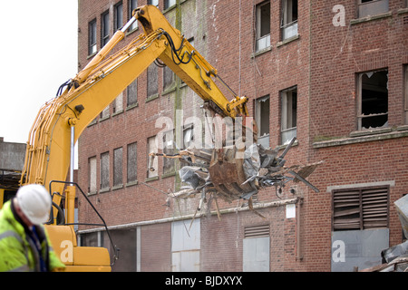 Abriss-Kader zerstören ein altes Gebäudes um eine Neuentwicklung zu starten Stockfoto